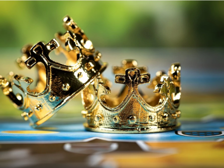 Sleeve Kings - Player Token: Gold Color Crown In Metal Alloy For Discount